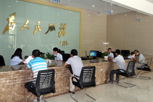 01中心工作人员正在接待当事人_副本.jpg