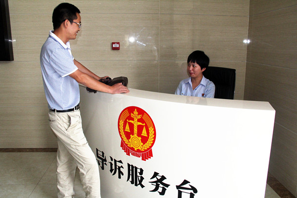 02导诉员正在热情回答当事人的问题_副本.jpg